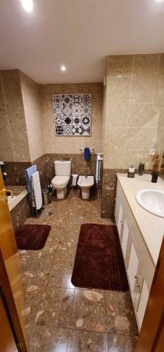 ヴィラ・ノヴァ・デ・ガイアにある3doorsDownのバスルーム(トイレ2つ、シンク付)