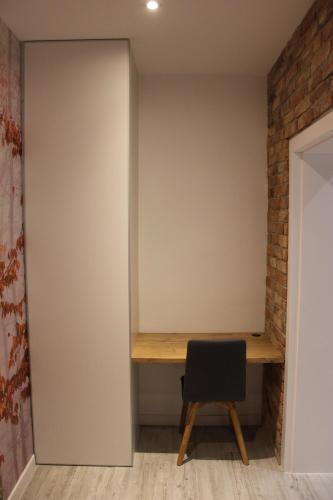 a room with a desk and a chair at Rynek Nowa Ruda in Nowa Ruda
