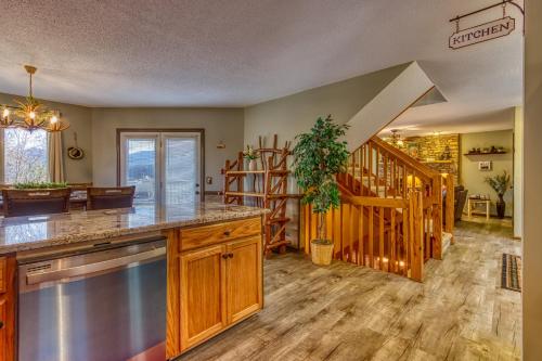Φωτογραφία από το άλμπουμ του 3 Decks, Mtn Views! Tree Tops by HoneyBearCabins - Luxury Rain Showers, 3 King suites, XL HotTub, Fireplace, Bear Sightings σε Gatlinburg