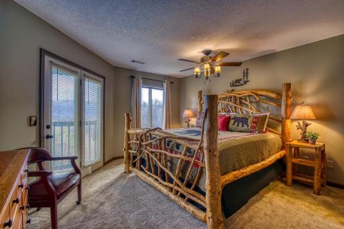1 dormitorio con 1 cama y ventilador de techo en 3 Decks, Mtn Views! Tree Tops by HoneyBearCabins - Luxury Rain Showers, 3 King suites, XL HotTub, Bear Sightings en Gatlinburg