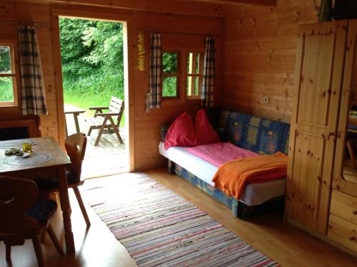 1 dormitorio con 1 cama en una cabaña de madera en Ferienhaus Beme, en Spielberg
