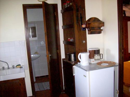 Bathroom sa Maison d'une chambre avec vue sur la ville jardin amenage et wifi a Puy l'Eveque