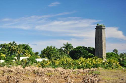 uma torre alta no meio de um campo em Studio with sea view terrace and wifi at Souillac 1 km away from the beach em Souillac