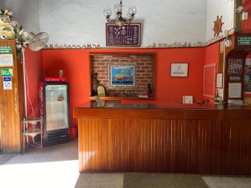 聖瑪爾塔的住宿－Hotel Granate，餐厅的酒吧,有橙色的墙壁