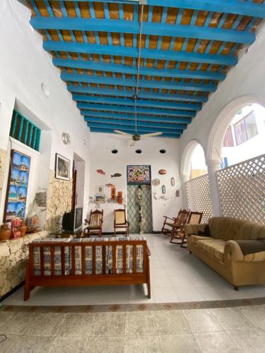un ampio soggiorno con soffitto blu di Hotel Granate a Santa Marta