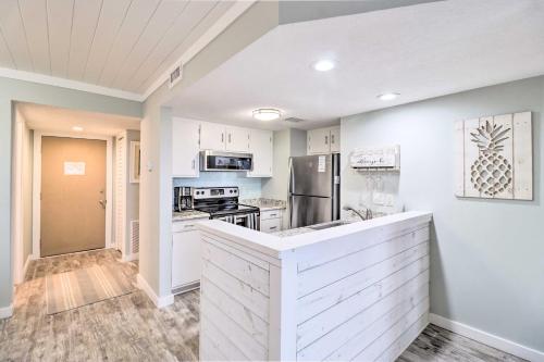 Η κουζίνα ή μικρή κουζίνα στο Fernandina Beach Condo with Pool and Beach Access!