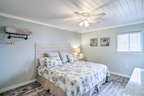 מיטה או מיטות בחדר ב-Fernandina Beach Condo, Steps to Shore and Pool!