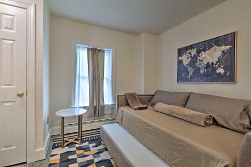 Area tempat duduk di Cozy Lambertville Abode in the Heart of Downtown!