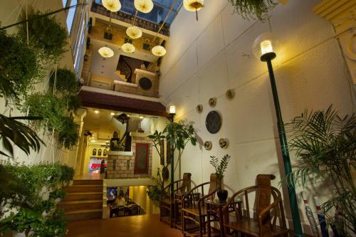Classic Street Hotel في هانوي: غرفة بها كراسي وطاولة في مبنى