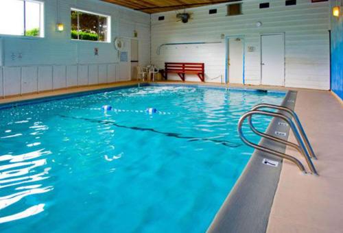 una piscina con 3 personas en el agua en Ocean Terrace Condominiums en Lincoln City