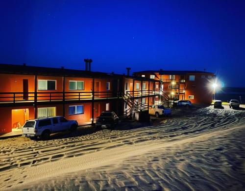 una fila de casas en la playa por la noche en Chacras del Mar Azul en Balneario Mar Azul