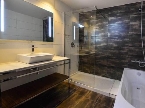 een badkamer met een wastafel en een douche bij Gran Hotel Botánicos in Teruel