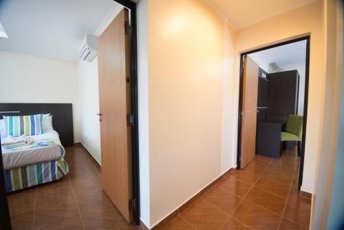 un couloir avec une porte menant à une chambre dans l'établissement Costa Iguazu, à Puerto Iguazú