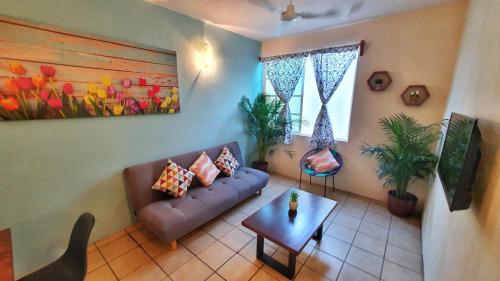 a living room with a couch and a table at Depa Cielito in Santa Cruz Huatulco