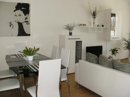 - une salle à manger et un salon avec une table et des chaises dans l'établissement Ferienwohnung mit Balkon, à Zwenkau