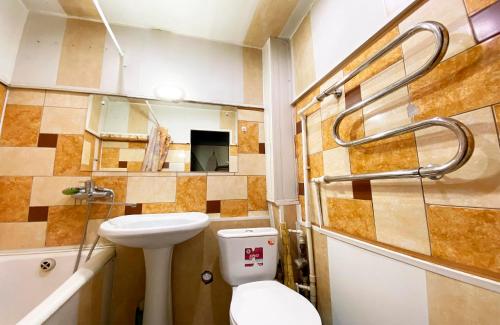 ビイスクにあるApartment "Dobrie Sutki"on Merlina 20のバスルーム(トイレ、洗面台付)
