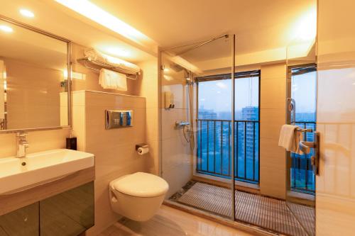 un bagno con un lavandino e una doccia di Keluowei International Serviced Apartment Guangzhou Sun-yet.memorial Branch a Canton