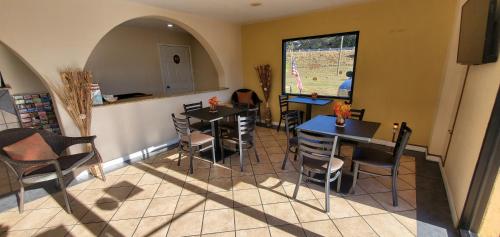 a restaurant with two tables and chairs and a window at Quality Inn White Springs Suwanee in Live Oak