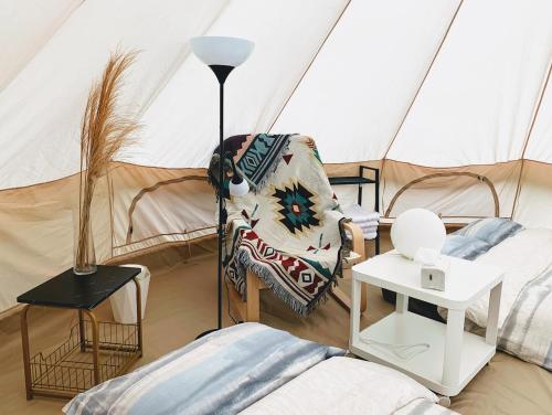 南庄的住宿－星原谷露營區，带帐篷、椅子和桌子的客房
