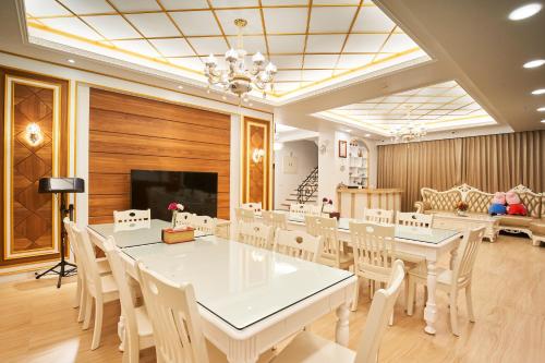 a dining room with a white table and chairs at Michelin Castle - Yilan Homestay in Wujie