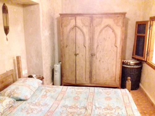 una camera con un letto e un grande armadio in legno di 3 bedrooms house at Rabat 800 m away from the beach with furnished terrace a Rabat