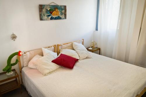 チェーリエ・メッサーピカにある2 bedrooms house with private pool and furnished garden at Ceglie Messapicaのベッド1台(枕4つ付)