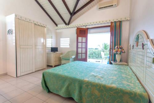 Giường trong phòng chung tại Studio cosy à Sainte-Anne - 24m² avec piscine partagée