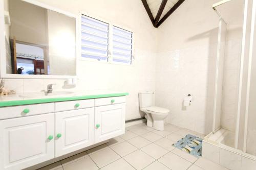 Phòng tắm tại Studio cosy à Sainte-Anne - 24m² avec piscine partagée