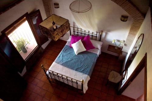 سرير أو أسرّة في غرفة في 3 bedrooms villa with private pool enclosed garden and wifi at Monesterio