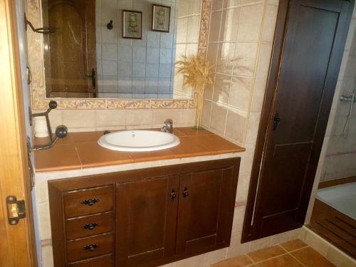 Ένα μπάνιο στο Charming house in Arriate with private pool.