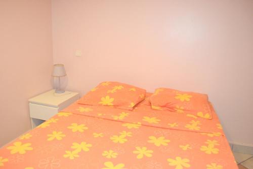 Katil atau katil-katil dalam bilik di Appartement d'une chambre avec jardin clos et wifi a Le Diamant a 1 km de la plage
