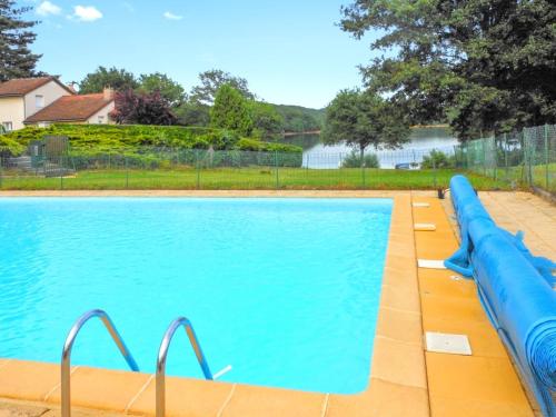 Saint-GéronsにあるChalet de 3 chambres avec vue sur le lac piscine partagee et jardin amenage a Saint Gerons a 1 km de la plageのギャラリーの写真