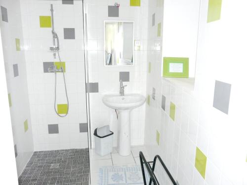 Koupelna v ubytování Villa en campagne au Locheur + Piscine