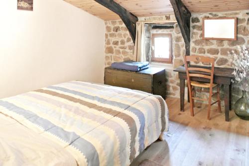une chambre avec un lit, un bureau et une chaise dans l'établissement Maison charmante à Saint-Basile avec jardin et terrasse, à Saint-Basile