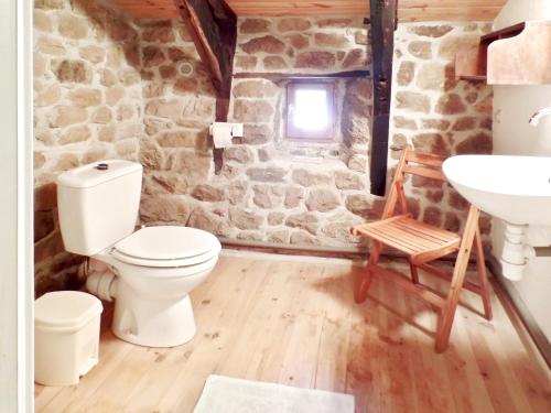 une salle de bain avec toilettes et lavabo dans l'établissement Maison charmante à Saint-Basile avec jardin et terrasse, à Saint-Basile