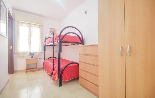 シャッカにある2 bedrooms apartement at San Giorgio 400 m away from the beach with enclosed garden and wifiのベッドルーム1室(二段ベッド2台、ドレッサー付)