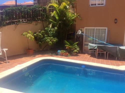 Piscina a 3 bedrooms villa with sea view private pool and enclosed garden at Candelaria 1 km away from the beach o a prop