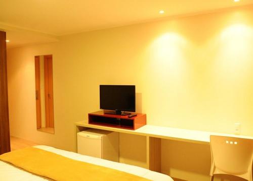 Televisyen dan/atau pusat hiburan di Imigrantes Hotel