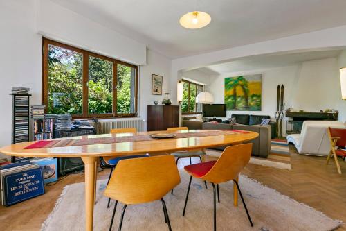 - un salon avec une grande table et des chaises en bois dans l'établissement Chalet spacieux à Wangenbourg-Engenthal avec vue panoramique, à Wangenbourg