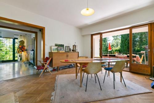 a living room with a wooden table and chairs at Chalet spacieux à Wangenbourg-Engenthal avec vue panoramique in Wangenbourg