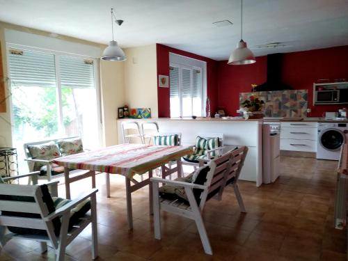 Εστιατόριο ή άλλο μέρος για φαγητό στο 2 bedrooms house with enclosed garden at San Cristobal de Aliste