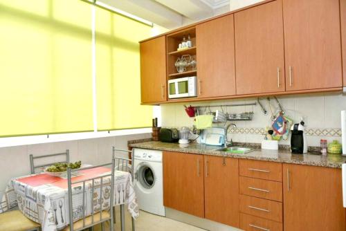 Kuchyň nebo kuchyňský kout v ubytování Comfortable apartment with lake view in Vila Real - 75m²