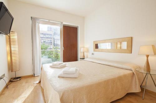 A bed or beds in a room at 3 bedrooms apartement with furnished terrace and wifi at Barcelona 3 km away from the beach