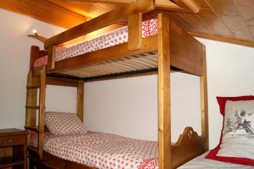 ein paar Etagenbetten in einem Schlafzimmer in der Unterkunft Appartement de 2 chambres a Pralognan la Vanoise a 900 m des pistes avec balcon amenage et wifi in Pralognan-la-Vanoise