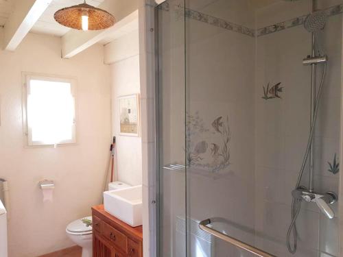 une salle de bain avec douche et lavabo dans l'établissement Maison confortable Bussac-Forêt + Piscine, à Bussac-Forêt