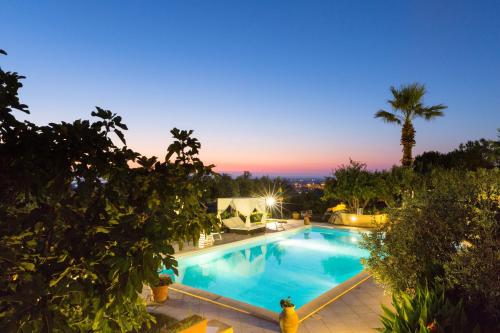 Bazén v ubytování 7 bedrooms villa with sea view private pool and furnished terrace at Marsala 5 km away from the beach nebo v jeho okolí