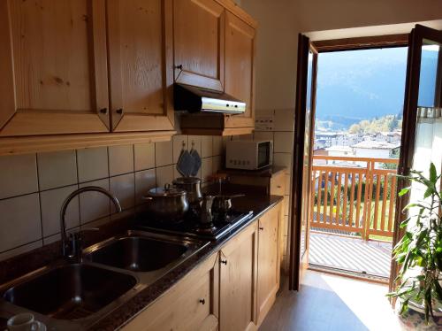 מטבח או מטבחון ב-2 bedrooms apartement at Andalo 600 m away from the slopes with city view garden and wifi