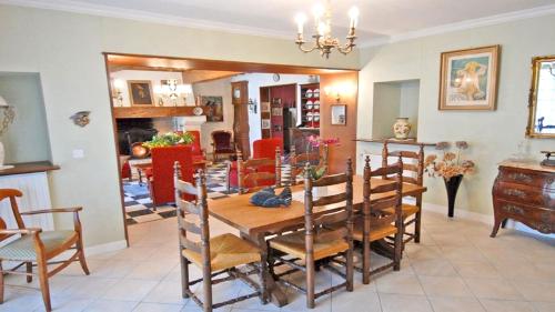 une salle à manger et un salon avec une table et des chaises dans l'établissement Maison charmante à Lannes avec terrasse et jardin, animaux acceptés, à Lannes