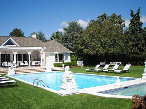 Bazén v ubytování Villa Qadus - Luxury with pool nebo v jeho okolí