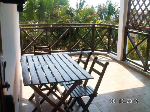 Balcon ou terrasse dans l'établissement 4 bedrooms house at Toamasina 50 m away from the beach with sea view and enclosed garden